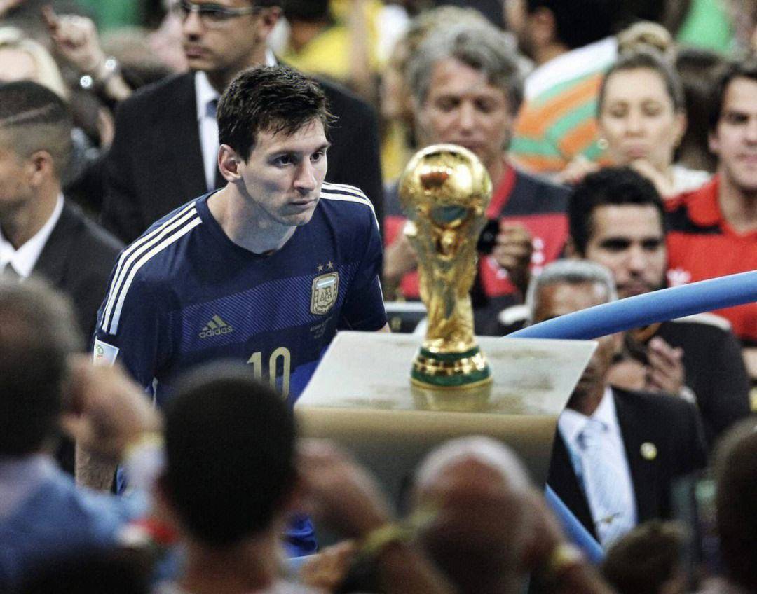 世界杯皇冠足球平台_梅西夺得大力神杯世界杯皇冠足球平台，迈着小步子走向队友，这一幕让不少球迷哭了