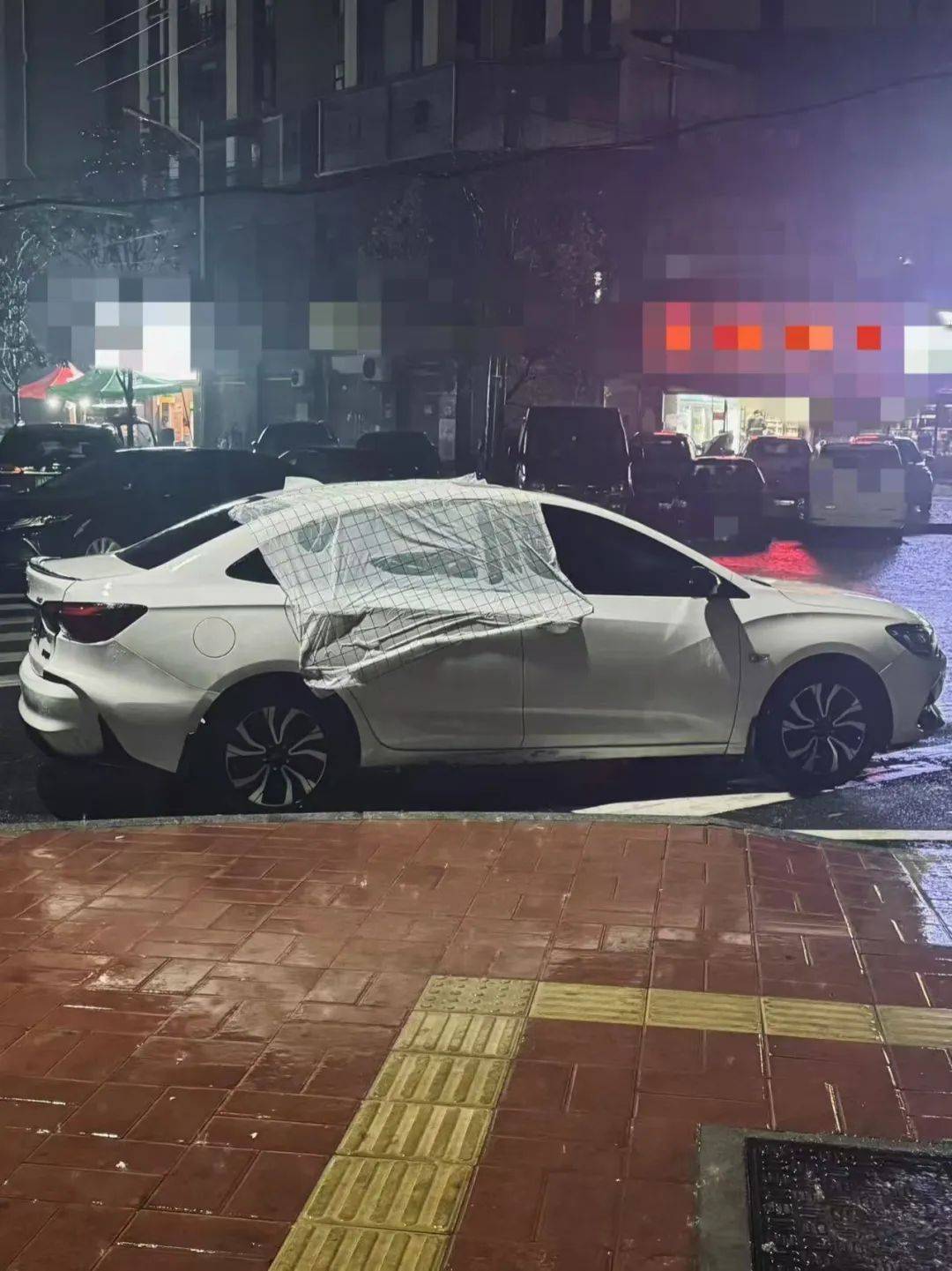 皇冠信用需要押金吗
_暖心！司机离开车窗未关严皇冠信用需要押金吗
，店主用桌布遮盖车窗帮其挡雨