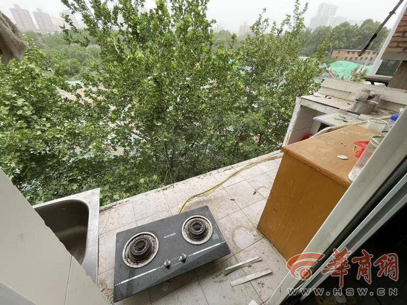 皇冠信用網会员开户申请
_大风中西安一40年老楼两户阳台坠落皇冠信用網会员开户申请
，居民担心危房盼安全鉴定